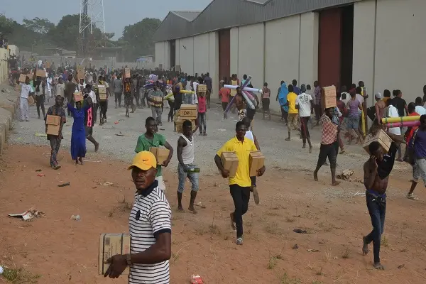 CHAOS UNFOLDS AS RESIDENTS PLUNDER FEDERAL WAREHOUSE IN ABUJA