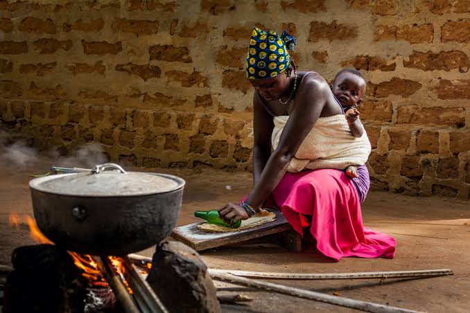 CLIMATE ALTERATION: ENERGY COMMISSION DISPERSING SANITIZED COOKING APPARATUS TO WOMEN