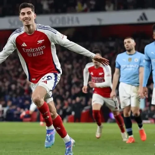 Arsenal Crushes Defending Champions Manchester City 5-1 to Keep Title Hopes Alive