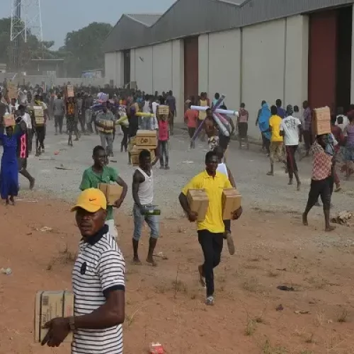 CHAOS UNFOLDS AS RESIDENTS PLUNDER FEDERAL WAREHOUSE IN ABUJA