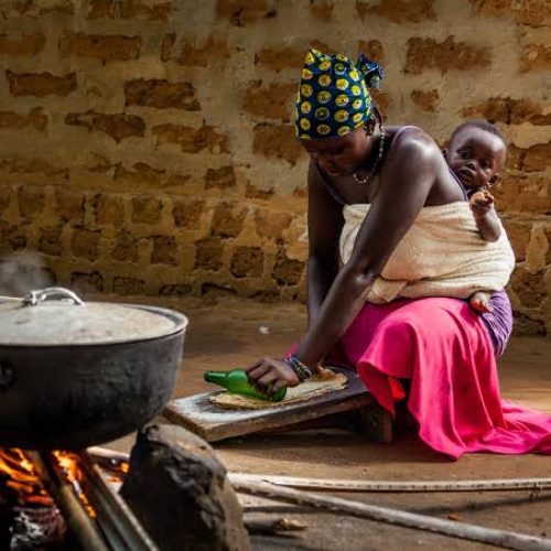 CLIMATE ALTERATION: ENERGY COMMISSION DISPERSING SANITIZED COOKING APPARATUS TO WOMEN